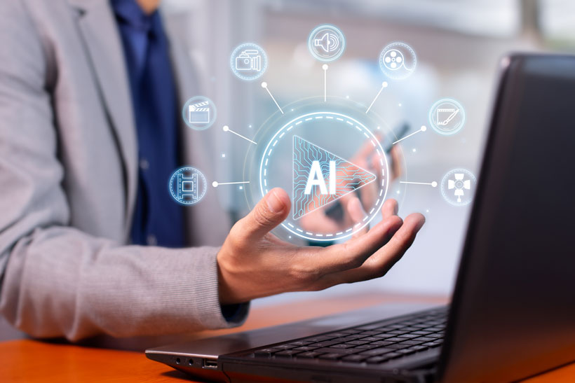 Un expert-comptable consultant tenant une visualisation holographique d’intelligence artificielle dans un cadre professionnel.