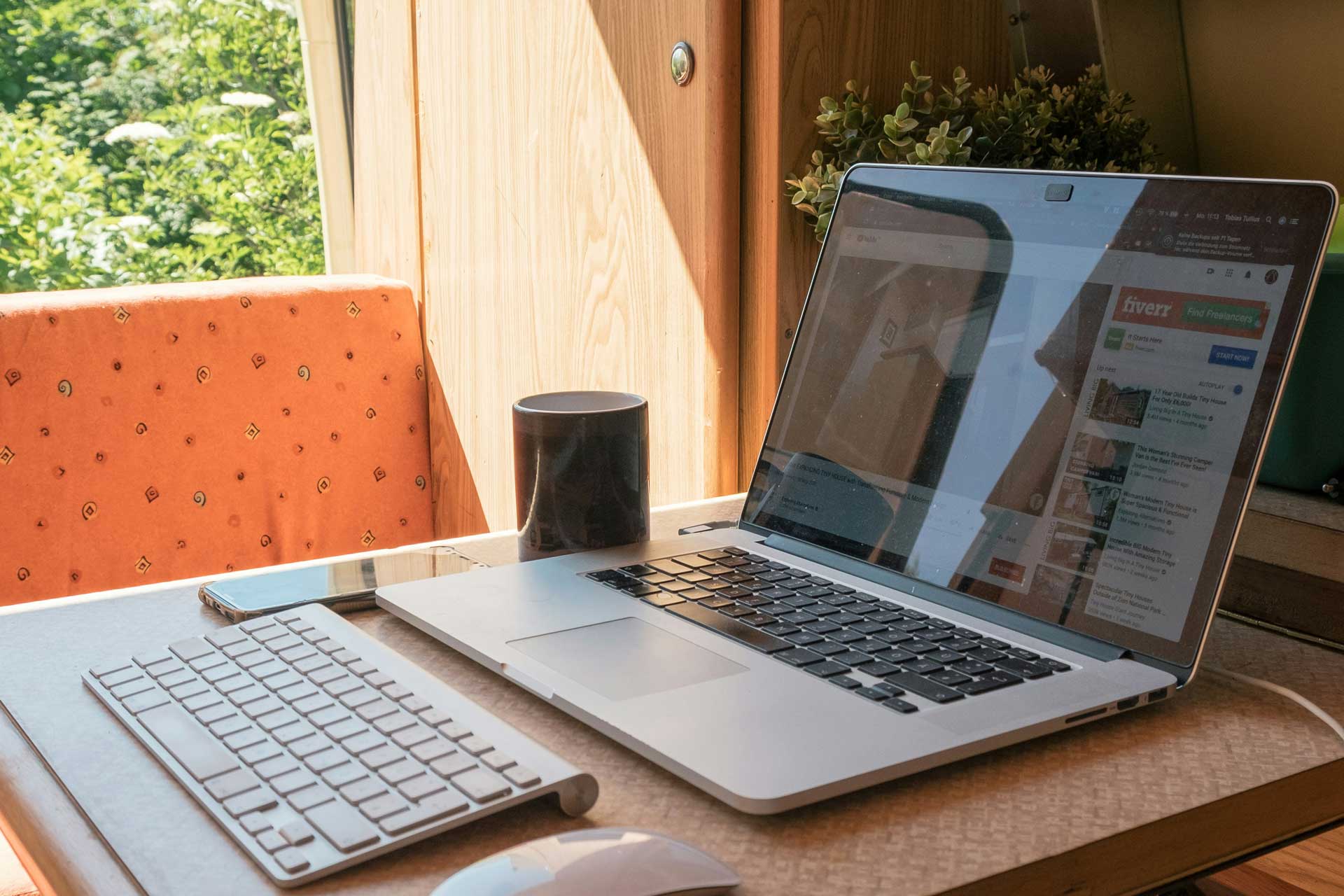 Ordinateur portable et clavier dans un espace de travail flexible, symbolisant les défis du télétravail pour les petites entreprises
